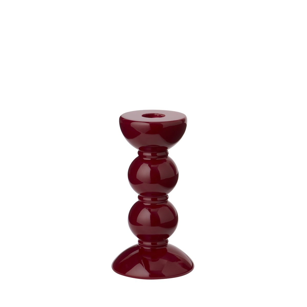De Addison Ross Bobbin Kandelaar Kersenrood 14 cm is een glanzende, sculpturale kandelaar met drie gestapelde bollen en een uitlopende voet, gemaakt van rubberhout en afgebeeld tegen een effen witte achtergrond.