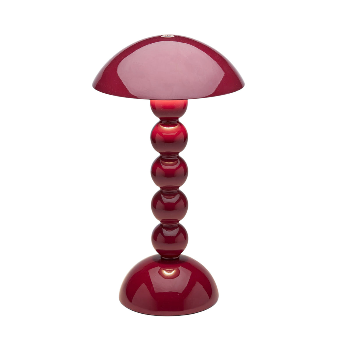 De Addison Ross Bobbin Lamp LED Oplaadbaar Kersenrood is een moderne draadloze lamp met een glanzende kersenrood afwerking, een koepelvormige kap en een basis van gestapelde bolvormige segmenten op een afgeronde onderkant - gemaakt door Addison Ross.