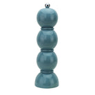 De Addison Ross Bobbin Zout-en Pepermolen Chambray 24 cm heeft een moderne glanzende chambrayblauwe afwerking met drie gestapelde bollen, een afgeronde voet en een zilveren knop.
