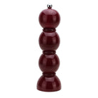 De Addison Ross Bobbin Zout-en Pepermolen Kersenrood 24 cm, een glanzend rode molen met gestapelde bollen en keramisch maalwerk, bekroond met een zilveren knopje, staat rechtop tegen een effen witte achtergrond.