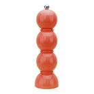 De Addison Ross Bobbin Zout-en Pepermolen Koraal 24 cm is een glanzende, koraalkleurige molen met een gestapeld bolontwerp, zilverkleurige knop en keramisch maalwerk, fraai gepresenteerd tegen een witte achtergrond.