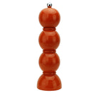 De Addison Ross Bobbin Zout-en Pepermolen Oranje 24 cm heeft een uniek vierdelig ontwerp, gemaakt van rubberhout met een glanzende oranje afwerking en zilveren knop, rechtop tegen een witte achtergrond.