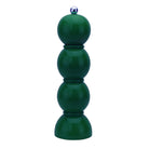 De Addison Ross Bobbin Zout-en Pepermolen Racing Groen 24 cm, met een glanzend, gestapeld bolvormig ontwerp en metalen bovenknop, staat rechtop tegen een witte achtergrond.