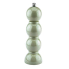 De Addison Ross Bobbin Zout-en Pepermolen Saliegroen 24 cm heeft een hoge, glanzend groene afwerking, een uniek ontwerp van drie gestapelde bollen met een afgeronde basis, en is afgewerkt met een kleine zilveren knop.