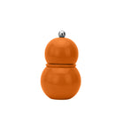De Addison Ross Chubby Zout-en Pepermolen Oranje 12 cm is een levendig oranje, ronde pepermolen met een zilveren knop, met een opvallend design keukengerei tegen een effen witte achtergrond.
