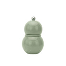 De saliegroene, glanzende Addison Ross Chubby Zout-en Pepermolen 12 cm van Addison Ross heeft een rond ontwerp met een dubbele bol en een kleine metalen knop bovenop, tegen een witte achtergrond.