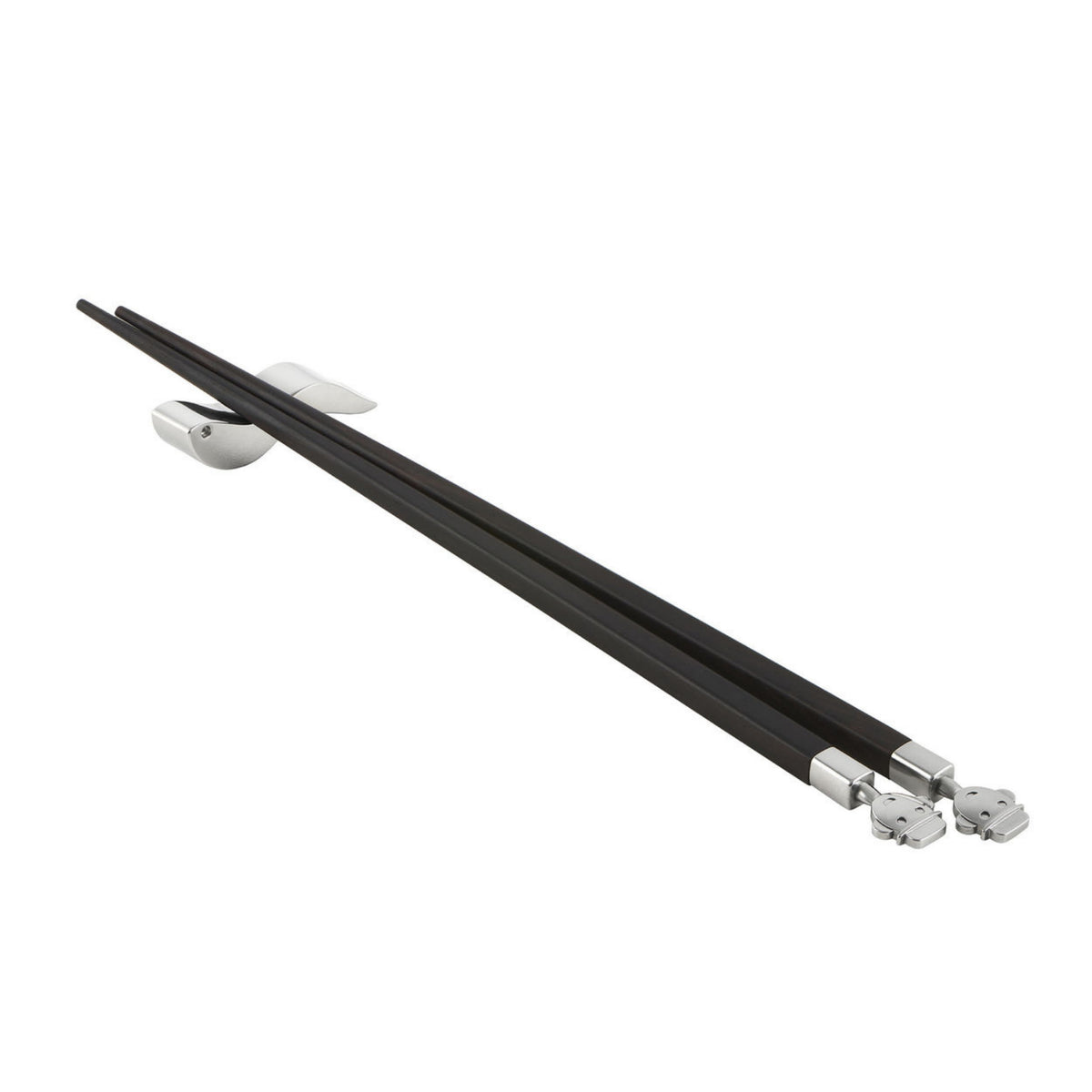 De Alessi Alessandro Eetstokjes + Houder van Alessi hebben donkergekleurde stokjes met zilveren uiteinden en details van een kattengezicht, gecombineerd met een slanke zilveren houder-een stijlvolle upgrade voor je tafelaccessoires collectie.