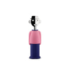 De Alessi Alessandro Kurkentrekker Blauw/Roze kurkentrekker heeft een grillig gespleten zwart-wit gezicht, witte hoed, roze shirt en blauwe broek - een iconisch Alessi designobject tegen een witte achtergrond.