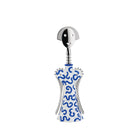 De Alessi Anna G Kurkentrekker Delft is een grillige kurkentrekker van Alessi, met een metalen hoofd en een blauw-witte body met op Delftsblauw geïnspireerde abstracte tilde en twee naar beneden uitschuifbare metalen armen.