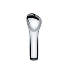 De Alessi Koki Ijslepel van Alessi heeft een strak, modern metallic ontwerp met een afgeronde bovenkant en glad handvat, dat lijkt op een minimalistische lepel of sculpturaal gebruiksvoorwerp tegen een effen witte achtergrond.