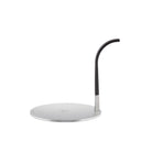De Alessi Little Helper Inductie Adapter van Alessi heeft een ronde, platte metalen basis met een gebogen, zwart afgewerkte handgreep - perfect voor gebruik van je mokkapot inductie op elke kookplaat of gewoon wit oppervlak.