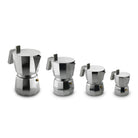 Vier Alessi Moka Espresso Koffiemakers (3-kops) staan in een rij van links naar rechts op een witte achtergrond, wat het klassieke Italiaanse ontwerp van Alessi benadrukt.