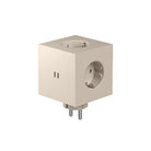 Avolt Square 2 USB-C Stekkerdoos Beige van Avolt: een beige, kubusvormige uitbreiding met ronde Type F stekkerpennen en drie stopcontacten op verschillende vlakken, geïsoleerd afgebeeld op een witte achtergrond.