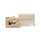De Azur Coffee Comfort Natuurlijke Zeep Bar, met bruine en crèmekleurige swirls, wordt getoond voor zijn beige doosverpakking met het merk Azur en circulaire koffie als hoofdingrediënt.