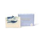Een reep Azur Mighty Mint Natuurlijke Zeep met blauwe en witte krullen, gegraveerd met AZUR, ligt naast de lichtblauwe duurzame verpakking. Beide tonen het Azur merk tegen een witte achtergrond.
