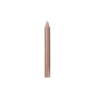 Een enkele, niet aangestoken Broste Copenhagen Rustic Taper Kaars Linnen staat rechtop tegen een effen witte achtergrond en benadrukt de tijdloze elegantie van Broste Copenhagen kaarsen.