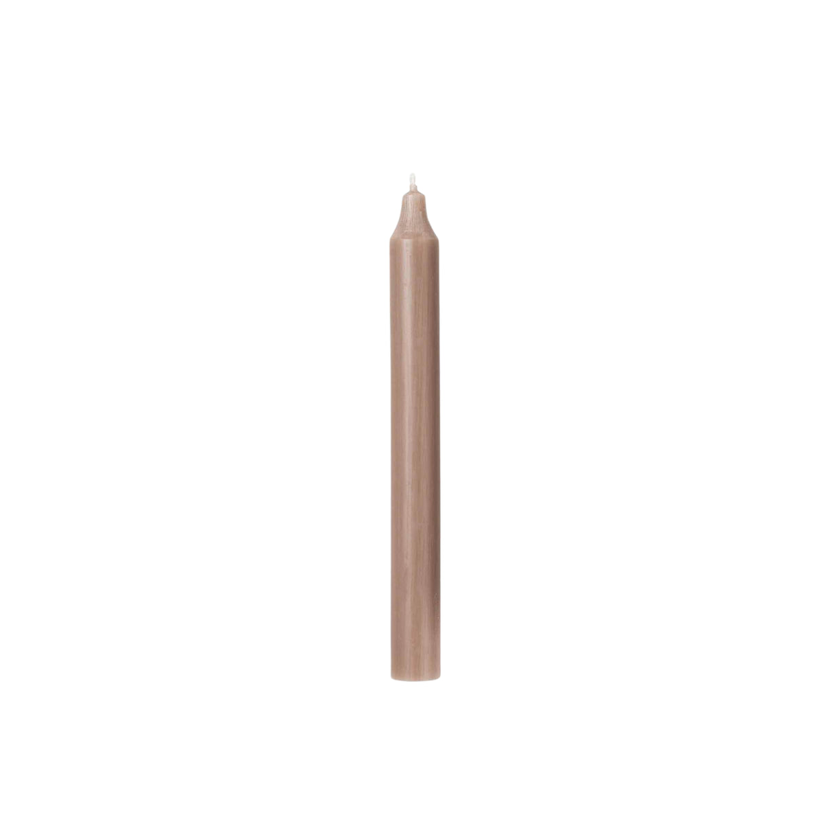 Een enkele, niet aangestoken Broste Copenhagen Rustic Taper Kaars Linnen staat rechtop tegen een effen witte achtergrond en benadrukt de tijdloze elegantie van Broste Copenhagen kaarsen.