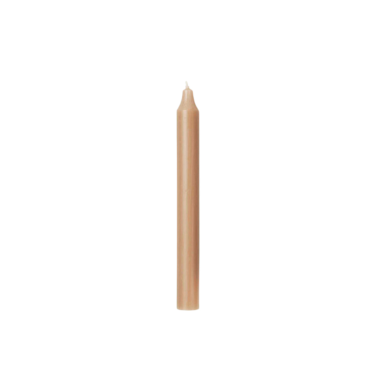 Een enkele, ongebruikte Broste Copenhagen Rustic Taper Kaars Walnoot staat rechtop tegen een effen witte achtergrond.