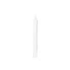 Een enkele Broste Copenhagen Rustic Taper Kaars Wit staat rechtop tegen een effen witte achtergrond en weerspiegelt de minimalistische elegantie van Broste Copenhagen.