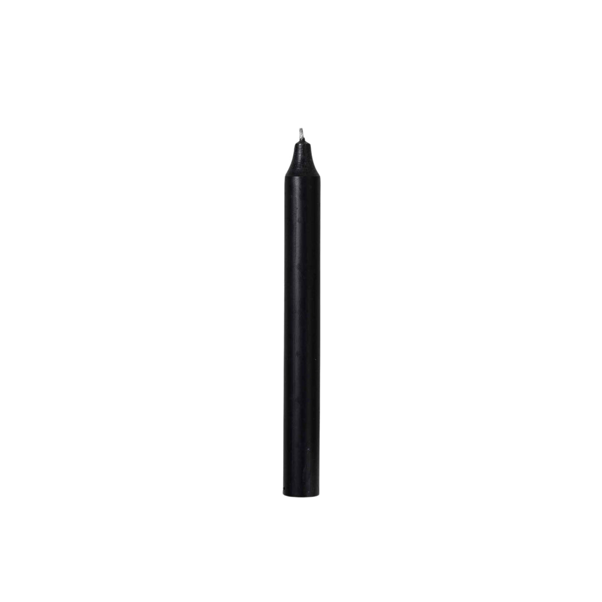 Een enkele onverlichte Broste Copenhagen Rustic Taper Kaars Zwart staat rechtop tegen een effen witte achtergrond.