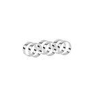 Zes zilveren Broste Copenhagen Ring Servetringen zijn gerangschikt in een verspringende rij tegen een witte achtergrond, waarbij elke ring de volgende gedeeltelijk overlapt - een elegante touch voor je tafeldecoratie.