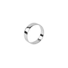 De Broste Copenhagen Ring Servetring 6 st. heeft slanke, zilverkleurige metalen ringen met een gepolijste afwerking - een elegante toevoeging aan je tafeldecoratie, afgebeeld tegen een witte achtergrond.