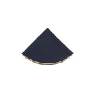 Een donkerblauwe, driehoekige Broste Wilhelmina stoffen servet D45 met een gouden bies op de gebogen rand, netjes gevouwen tegen een witte achtergrond. Deze elegante servet is van Broste Copenhagen.