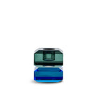 De Byon Ruby Kandelaar Groen/Blauw van Byon heeft een geometrisch, veelzijdig kristalglas ontwerp met een donkergroene bovenkant en blauwe onderkant, tegen een effen witte achtergrond.