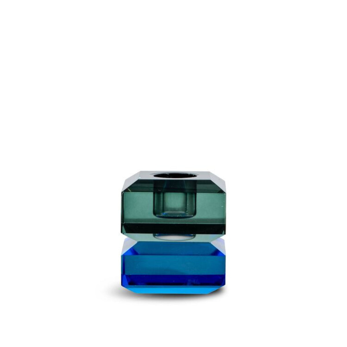 De Byon Ruby Kandelaar Groen/Blauw van Byon heeft een geometrisch, veelzijdig kristalglas ontwerp met een donkergroene bovenkant en blauwe onderkant, tegen een effen witte achtergrond.