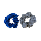 De Caro Antwerp Caro The Scrunch Club Scrunchie 2 st. bestaat uit een helderblauwe en een lichtgrijze scrunchie met gerimpelde stof; het reflecterende ontwerp zorgt voor extra zichtbaarheid, waardoor ze praktische en stijlvolle fietsaccessoires zijn.