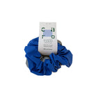 De Caro Antwerp Caro The Scrunch Club Scrunchie 2 st. is een blauwe reflecterende 100% polyester scrunchie met een care tag, afgebeeld op een effen witte achtergrond - ideaal als fiets accessoire of om het haar vast te zetten bij elk weertype.
