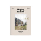 Het boek Happy Homes Hideaways van Cozy Publishing heeft een beige omslag met een moderne hut in Finse zomerhuizen-stijl te midden van gras, bomen en lucht - ideaal voor elke interieur boek fan.