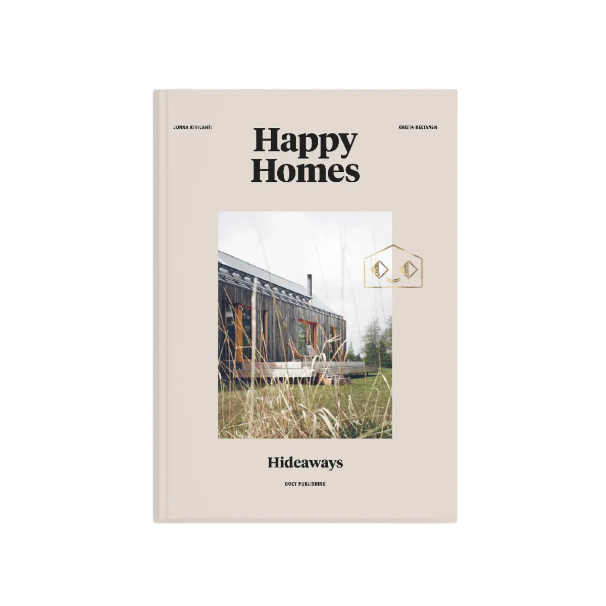Het boek Happy Homes Hideaways van Cozy Publishing heeft een beige omslag met een moderne hut in Finse zomerhuizen-stijl te midden van gras, bomen en lucht - ideaal voor elke interieur boek fan.