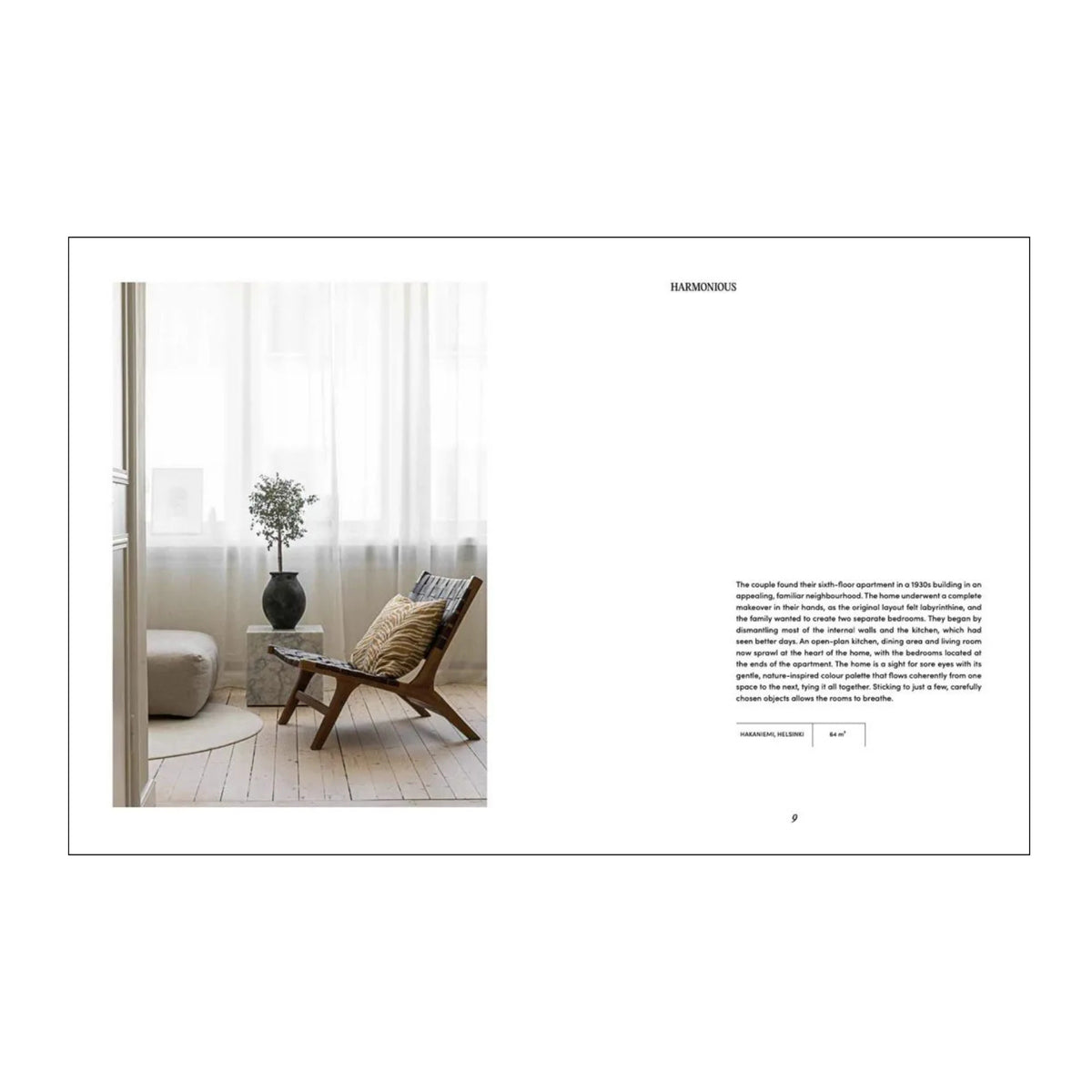 Een minimalistische leefruimte met een houten stoel, kussen, klein voetenbankje en een plant in pot naast witte gordijnen - een perfecte weergave van de stijl van het Soft Nordic Boek van Cozy Publishing. Titel en tekst staan aan de rechterkant van de afbeelding.