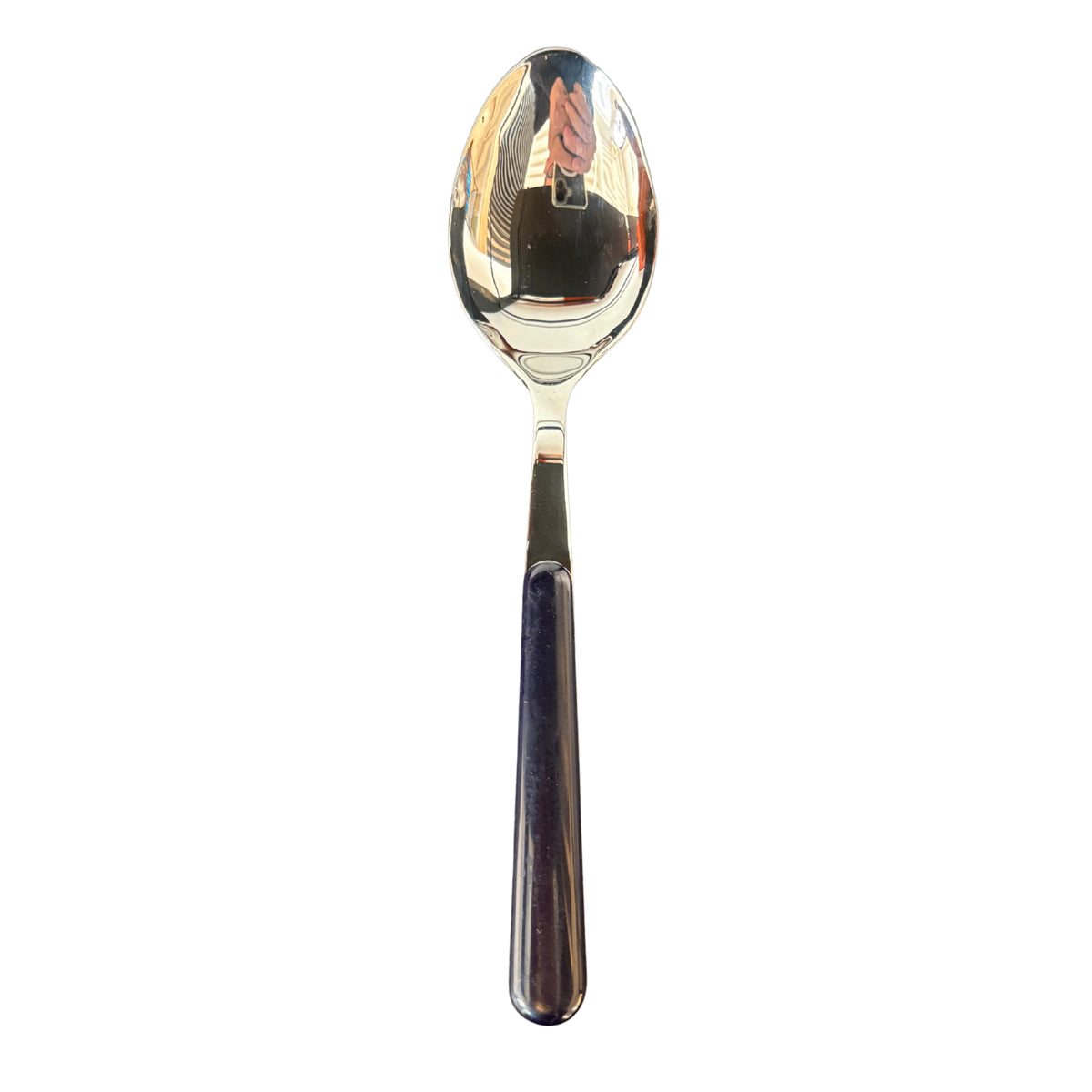 De EME Brio Serveerlepel Donkerblauw heeft een reflecterende metalen kom en een donkerblauw handvat, verticaal afgebeeld tegen een witte achtergrond. Een gedeeltelijke reflectie van een hand die een telefoon vasthoudt is zichtbaar op het oppervlak van de lepel.