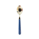 De EME Brio Tafellepel Blauw heeft een spiegelende metalen schaal en een kobaltblauw kunststof handvat, afgebeeld tegen een witte achtergrond.