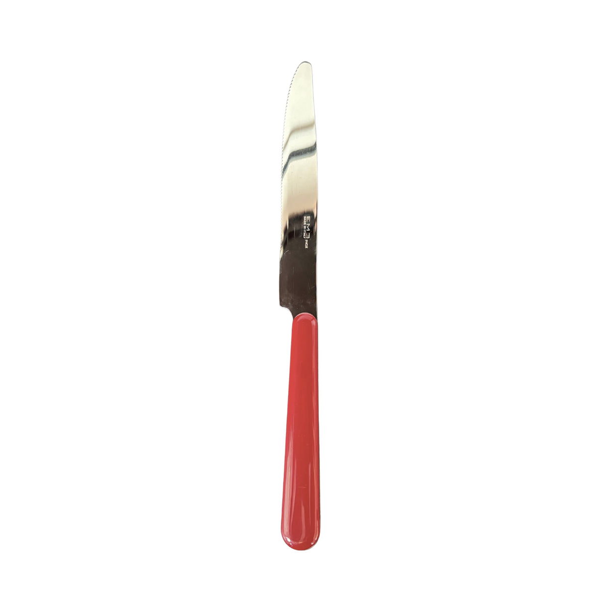 De EME Brio Tafelmes Rood heeft een roestvrijstalen lemmet met een kleine kartelrand en een glanzend rood handvat, met Italiaans design van EME tegen een effen witte achtergrond.