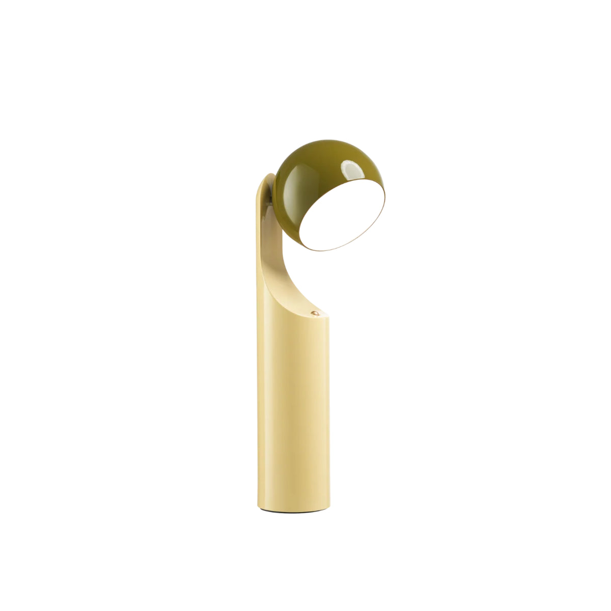 De Fine Lumens Mono Leeslamp LED Oplaadbaar in olijfgroen en geel van Fine Lumens is een moderne, minimalistische tafellamp met een cilindrische gele voet en schuine olijfgroene kap, voorzien van een dimbaar LED-licht, afgebeeld op een effen witte achtergrond.