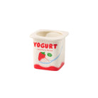 Een kleine, rechthoekige Fluid Market Aardbei Yoghurt Vaas/Pot met "Yoghurt" in rood en een aardbei-yoghurt illustratie op de voorkant. Deze open, lege pot heeft een keramieken ontwerp geïnspireerd door Fluid Market.