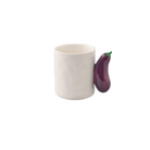 De Fluid Market Mok Aubergine van Fluid Market is een effen witte mok van keramiek met een handvat in de vorm van een realistische paarse aubergine, geïsoleerd afgebeeld op een witte achtergrond.