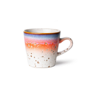 De HK Living 70s Ceramics Americano Mok Asteroids-mok heeft een wit gespikkelde basis, een levendig oranje, roze en blauw kleurverloop aan de bovenkant en een gebogen oor – een opvallend stuk van HK Living.