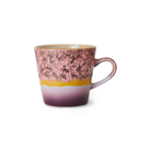 De HK Living 70s Ceramics Americano Mok Blast heeft een roze en paars gemarmerd patroon, een gele streep ter hoogte van het midden en een soepel gebogen handvat voor een stijlvolle retro-look.