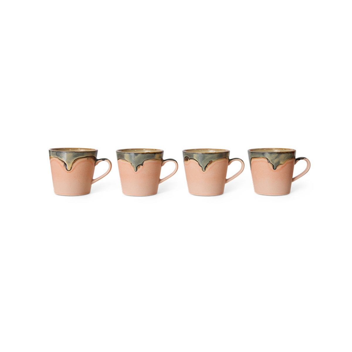 Vier HK Living 70s Ceramics Americano Mok Blossom-mokken, met een lichtbruine bodem en een groenachtig glazuur, staan op een rij op een witte achtergrond — ideaal om je favoriete koffie in retrostijl te serveren.