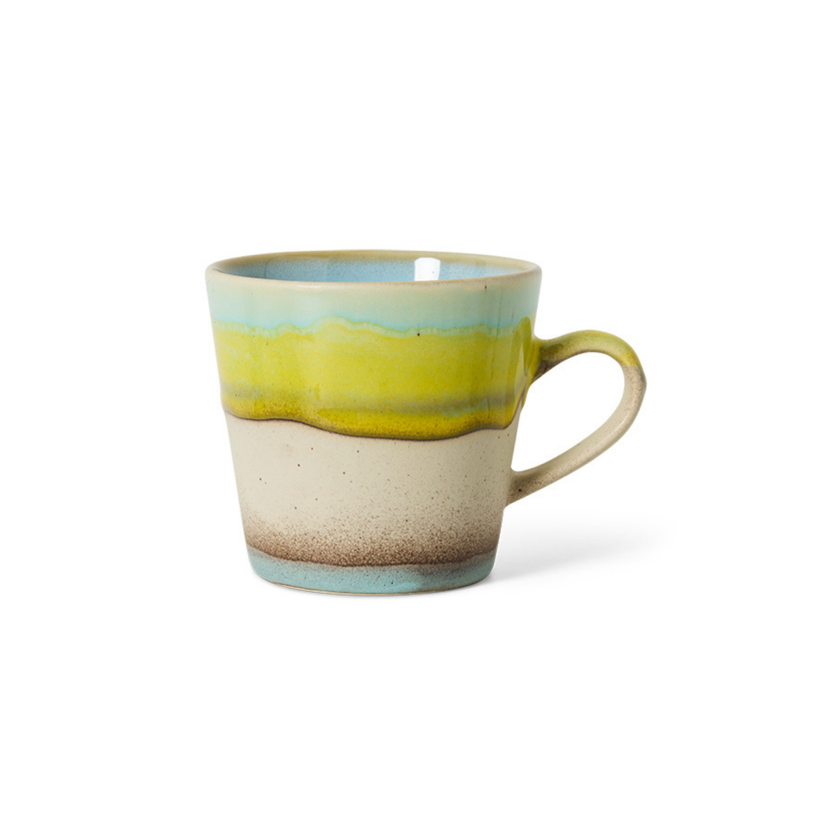De HK Living 70s Ceramics Americano Mok Glint is een keramische mok met een gemarmerd ontwerp in lichtblauw, geel, beige en bruin, voorzien van een gebogen oor en geïnspireerd op de retrostijl van HK Living. Dit alles tegen een effen witte achtergrond.