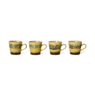 Vier HK Living 70s Ceramics Americano Mok Kelp-mokken, met oren en een gele onderkant met een decoratief groen en bruin bladpatroon, staan op een rij tegen een witte achtergrond. Ideaal om ’s ochtends van je koffie te genieten.