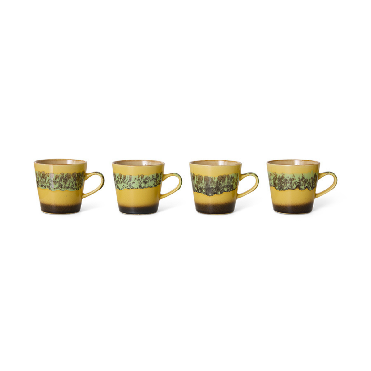 Vier HK Living 70s Ceramics Americano Mok Kelp-mokken, met oren en een gele onderkant met een decoratief groen en bruin bladpatroon, staan op een rij tegen een witte achtergrond. Ideaal om ’s ochtends van je koffie te genieten.