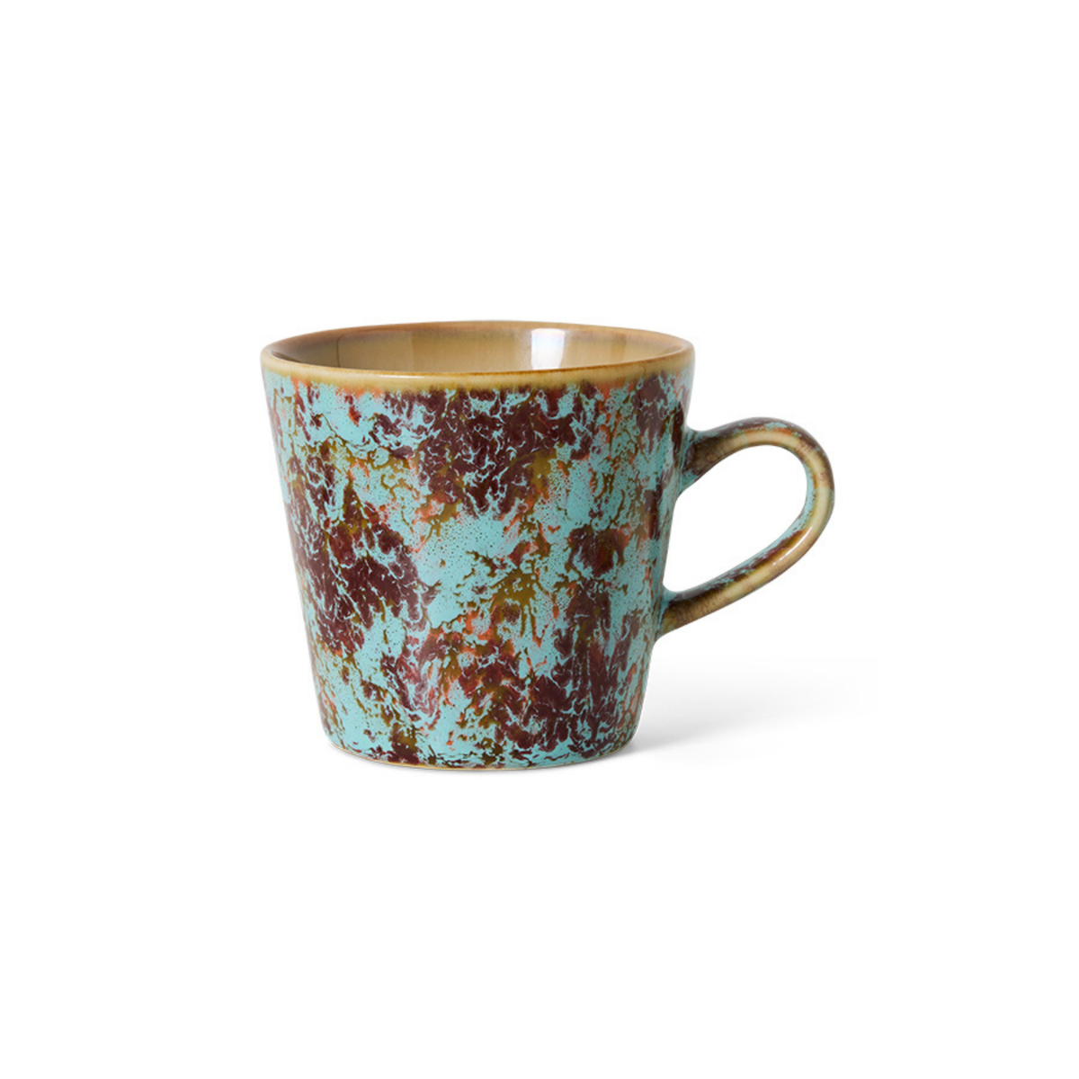 De HK Living 70s Ceramics Americano Mok Patina is een keramische beker met een blauw, bruin en lichtbruin aardachtig glazuur en een afgerond oor, die de rustieke, handgemaakte stijl van HK Living goed tot zijn recht laat komen tegen een effen witte achtergrond.