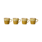Set van vier HK Living 70s Ceramics Americano Mok Sunbeam-mokken, uitgevoerd in mosterdgeel keramiek met bloemenbanden aan de rand – een retro-ontwerp geïnspireerd op de jaren ’70.