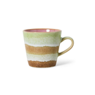 De HK Living 70s Ceramics Americano Mok Umber heeft horizontale strepen in lichtgroen, wit, beige en bruin, een glanzende roze binnenkant en maakt deel uit van de 70s Ceramics-collectie. Afgebeeld op een witte achtergrond.