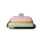 Het HK Living 70s Ceramics Botervlootje Mercury is een rechthoekig botervlootje van keramiek met deksel, met een pastelroze, groen en bruin kleurverloop, retro design en rechthoekig handvat tegen een witte achtergrond.